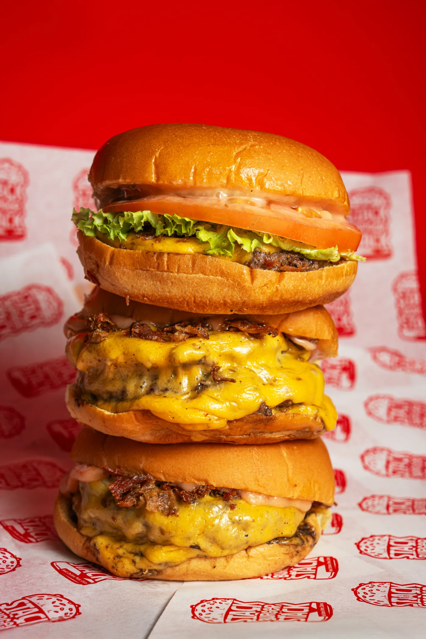 Dos smash burgers de Pala × Stack sobre papel de la marca